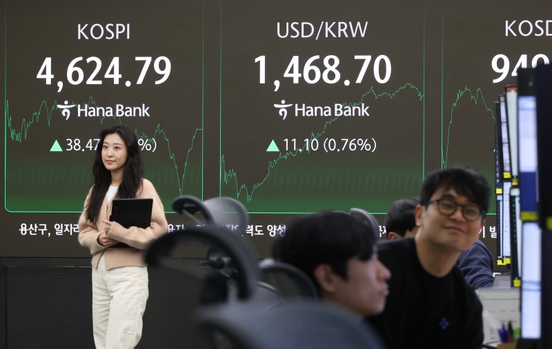 [서울=뉴시스] 황준선 기자 = 사진은 지난 12일 오후 서울 중구 하나은행 딜링룸에 지수가 표시돼 있는 모습. 2026.01.12. hwang@newsis.com