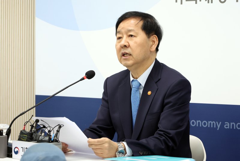 [세종=뉴시스] 강종민 기자 = 사진은 구윤철 경제부총리 겸 재정경제부 장관이 지난해 11월26일 세종시 정부세종청사에서 열린 출입기자 간담회에서 외환시장 등 최근 경제상황을 설명하고 있는 모습. 2025.11.26. ppkjm@newsis.com