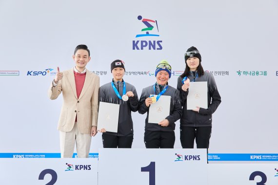 배동현 이사장(왼쪽 첫 번째)이 수상한 선수들과 함께 기념사진을 촬영하고 있다.