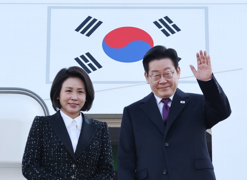 일본 순방 일정에 나선 이재명 대통령과 김혜경 여사가 13일 경기 성남 서울공항을 통해 출국하며 인사하고 있다. 2026.1.13/뉴스1 ⓒ News1 이재명 기자