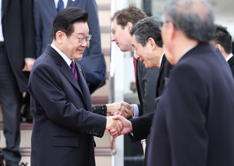 일본 순방 일정에 나선 이재명 대통령이 13일 오사카 간사이 국제공항에 도착해 환영객들과 인사를 하고 있다. 뉴스1