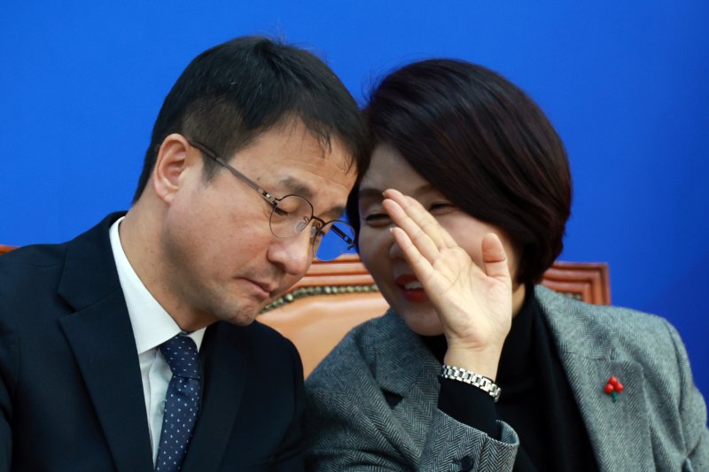 [서울=뉴시스] 고승민 기자 = 더불어민주당 한병도 원내대표와 한정애 정책위의장이 13일 서울 여의도 국회에서 열린 원내대책회의에서 대화하고 있다. 2026.01.13. kkssmm99@newsis.com