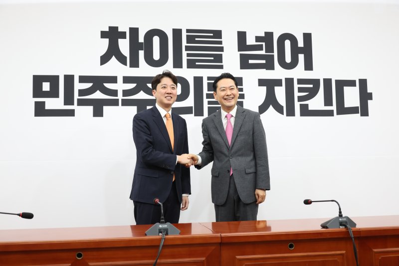 [서울=뉴시스] 김금보 기자 = 장동혁 국민의힘 대표와 이준석 개혁신당 대표가 13일 오전 서울 여의도 국회에서 열린 '공천헌금·통일교 특검 연대' 회동에서 악수를 하고 있다. 2026.01.13. kgb@newsis.com