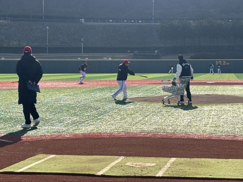 울산웨일즈 프로야구단의 트라이아웃이 13~14일 이틀 동안 울산 문수야구장에서 열린다. 첫날 내야수를 상대로 평가가 진행되고 있다. 사진=최수상 기자