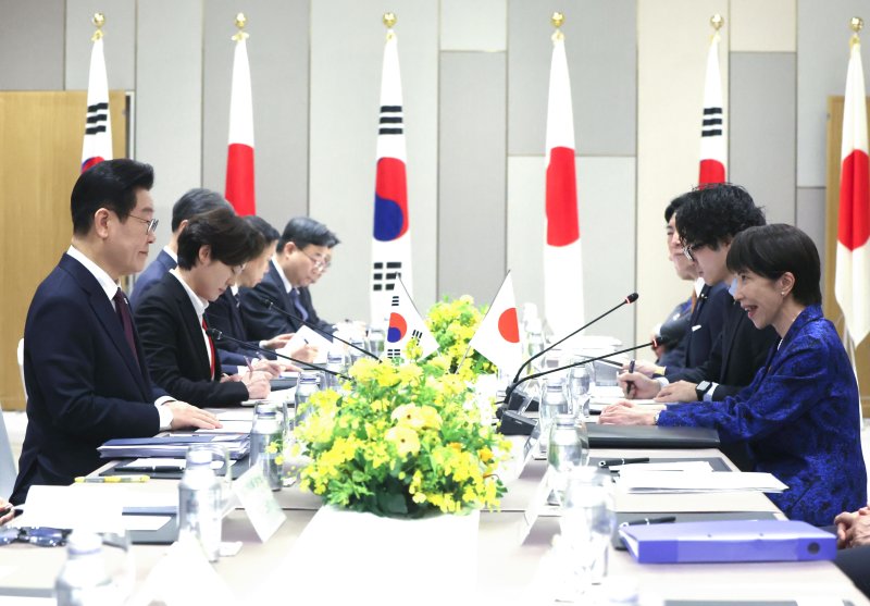 이재명 대통령과 다카이치 사나에 일본 총리가 13일 일본 나라현 회담장에서 확대 정상회담을 하고 있다. 뉴스1