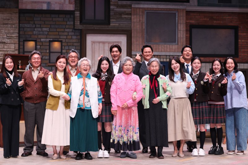 13일 서울 강서구 LG아트센터에서 열린 연극 '노인의 꿈' 기자간담회에서 출연진이 포즈를 취하고 있다. 연합뉴스