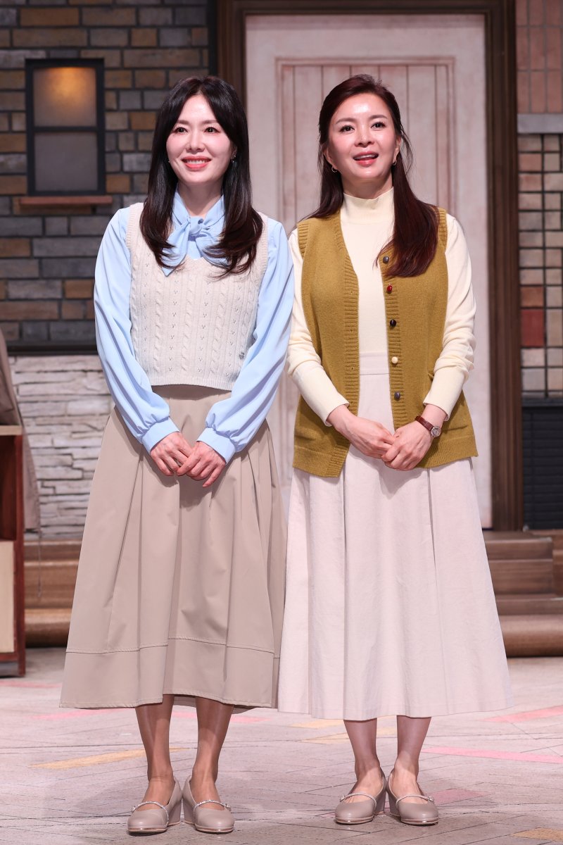 배우 하희라와 신은정이 13일 서울 강서구 LG아트센터에서 열린 연극 '노인의 꿈' 기자간담회에서 포즈를 취하고 있다. 연합뉴스