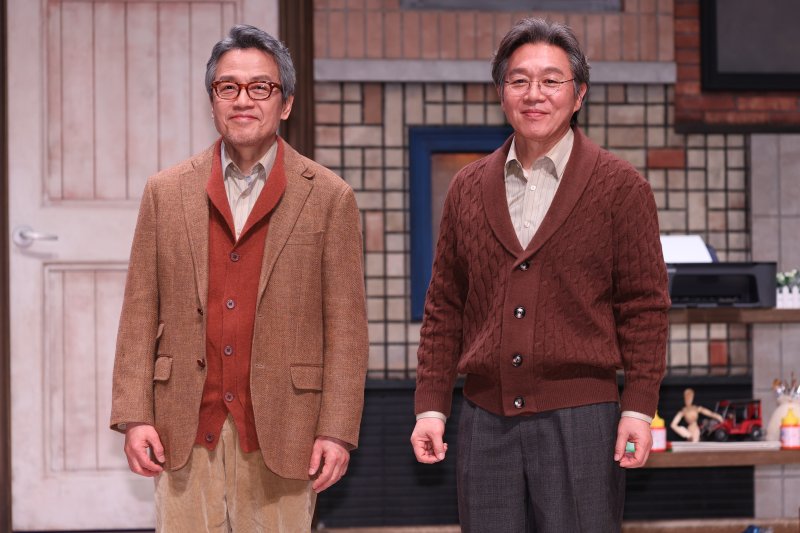 배우 박지일과 김승욱이 13일 서울 강서구 LG아트센터에서 열린 연극 '노인의 꿈' 기자간담회에서 포즈를 취하고 있다.
