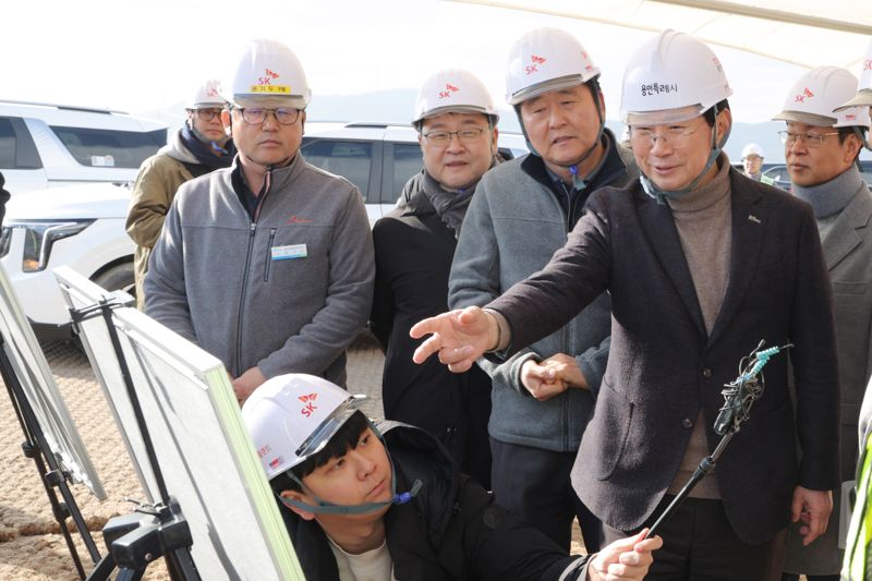 이상일 용인시장이 용인반도체클러스터 일반산업단지 현장을 방문해 공사 진행 상황을 확인하고 있다. 용인시 제공