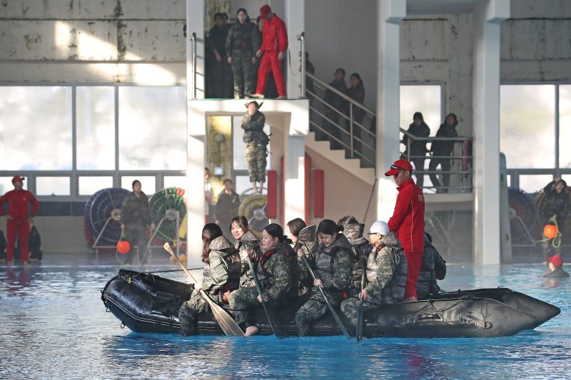 13일 경북 포항 해병대 1사단에서 열린 '2026년 겨울 해병대 캠프' 참가자들이 인천상륙관에서 비상시 함정을 탈출하는 이함훈련과 IBS(소형고무보트) 체험을 하고 있다. 2026.1.13/뉴스1 ⓒ News1 공정식 기자