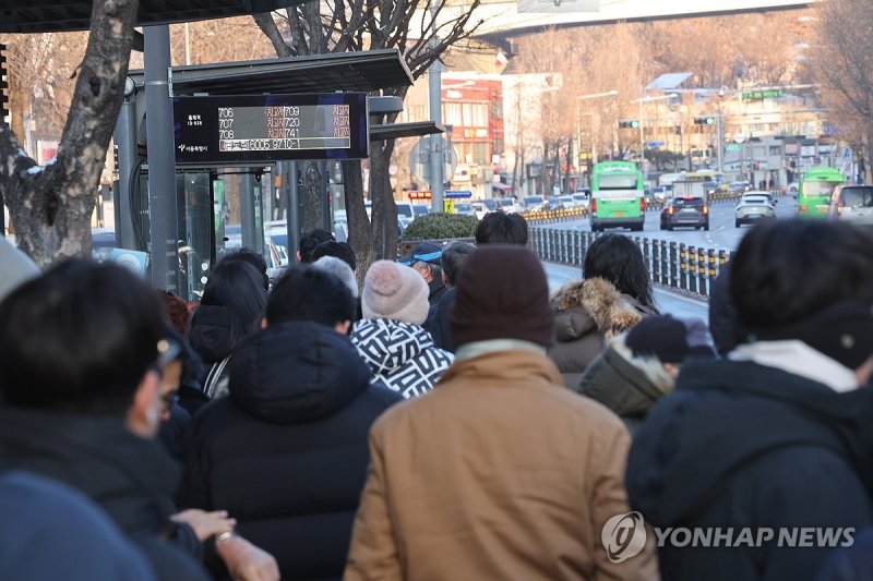 강추위 속 버스 기다리는 시민들 (출처=연합뉴스)