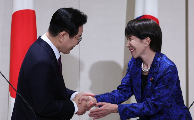 이재명 대통령과 다카이치 사나에 일본 총리가 13일 일본 나라현 회담장에서 공동언론발표를 마친 뒤 악수하고 있다. 2026.1.13/뉴스1 ⓒ News1 이재명 기자