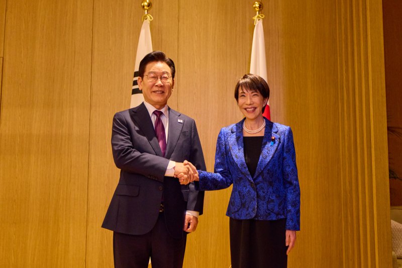 이재명 대통령과 다카이치 사나에 일본 총리가 13일 일본 나라현 회담장에서 열린 소인수회담에 앞서 인사하고 있다. (공동취재) 2026.1.13/뉴스1 ⓒ News1 이재명 기자