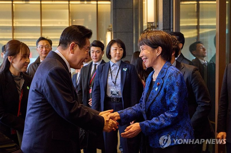 악수하는 한-일 정상 (출처=연합뉴스)