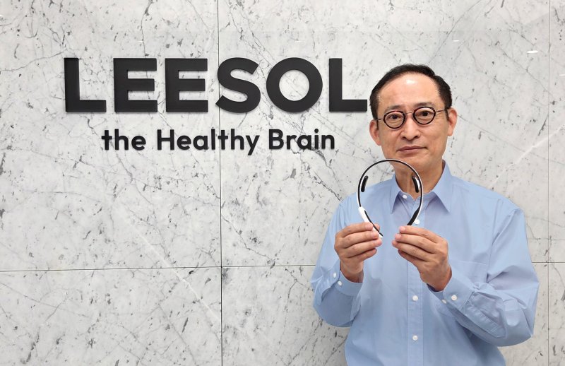 [fn이사람] "미세전류로 뇌 리듬 정상화... 약 없이도 푹 자게 도와주죠... - 뉴스 썸네일 이미지