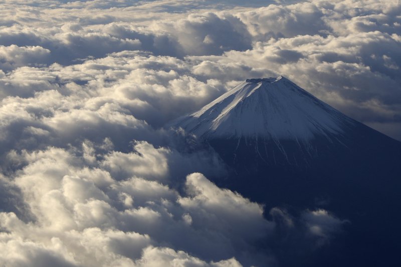 항공기에서 바라본 눈 덮인 후지산. 사진=AP뉴시스