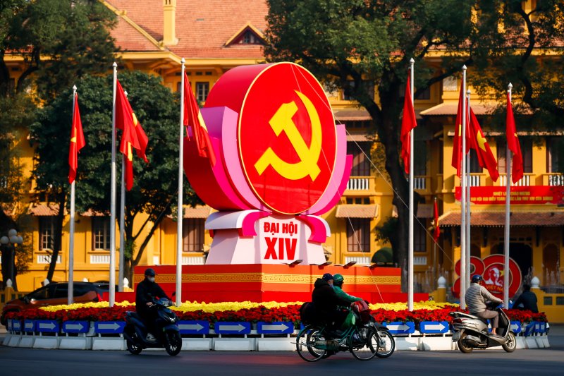 오는 19일부터 25일까지 개최되는 14차 베트남 공산당 전당대회를 앞두고 베트남 하노이 시내 전당대회를 기념하는 조형물이 세워져있다. EPA연합뉴스