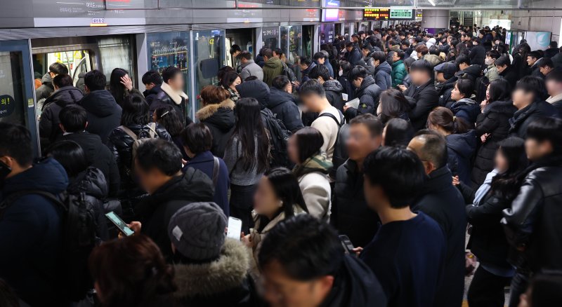 서울 시내버스가 총파업에 돌입한 13일 서울 여의도역이 퇴근길 인파로 붐비고 있다. 출처=연합뉴스