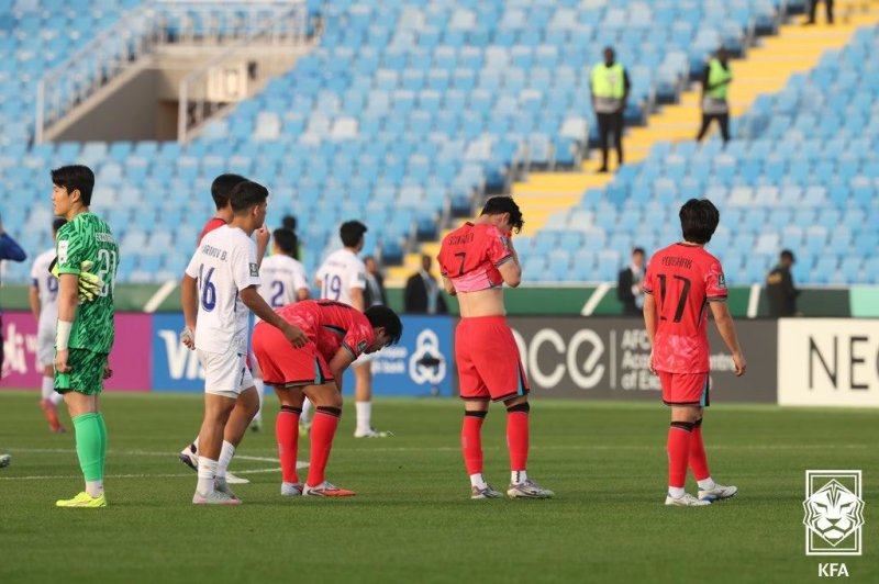 13일(현지시각) 사우디아라비아 리야드 프린스 파이샬 빈 파드 스타디움에서 열린 2026 AFC U-23 아시안컵 조별리그 C조 2차전 대한민국과 우즈베키스탄의 경기에서 0대2로 패한 대한민국 23세 이하(U-23) 대표팀이 아쉬움을 삼키고 있다.뉴스1