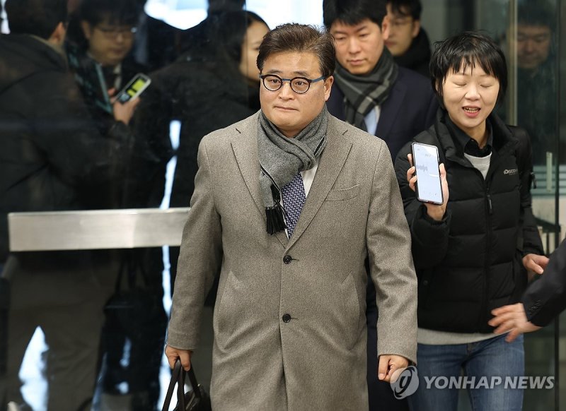 중앙지법 향하는 박억수 특검보 (출처=연합뉴스)