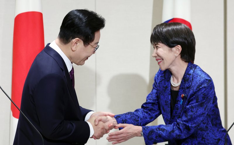 [나라=뉴시스] 고범준 기자 = 이재명 대통령과 다카이치 사나에 일본 총리가 지난 13일 나라현 회담장에서 한일 공동언론발표를 마친 뒤 악수하고 있다. 2026.01.14. bjko@mewsis.com