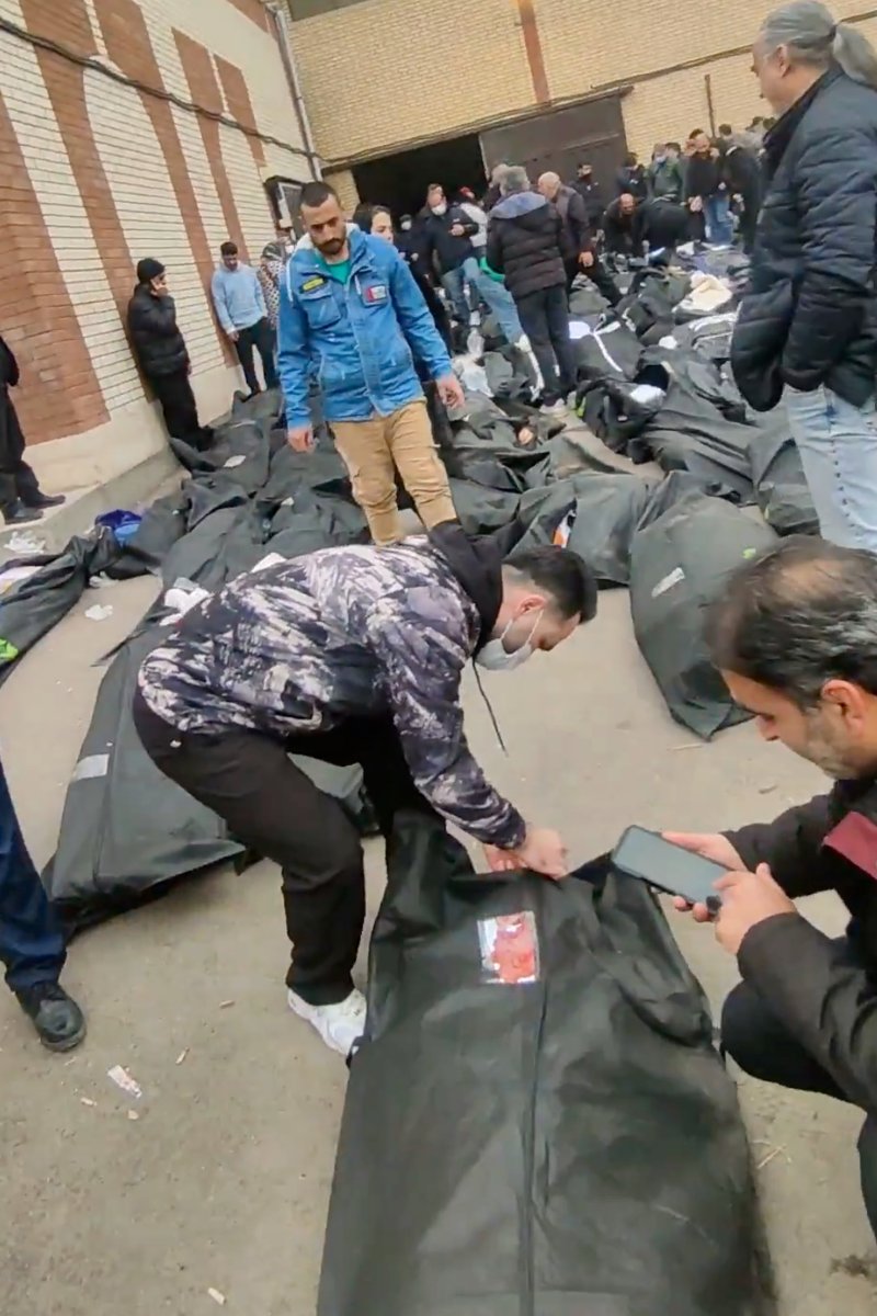 [카흐리작=AP/뉴시스] 지난 9일부터 11일(현지 시간) 사이 촬영돼 소셜미디어(SNS)에 유통된 영상 캡처 사진에 이란 테헤란 외곽 카흐리작의 영안실에서 사람들이 가방에 담긴 시신의 신원을 확인하고 있다. 2026.01.13.