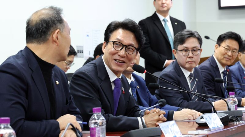 김민석 국무총리가 14일 서울 여의도 국회 의원회관에서 열린 광주ㆍ전남 통합추진 특위 간담회에서 해당 지역 의원들과 얘기를 나누고 있다. 사진=서동일 기자