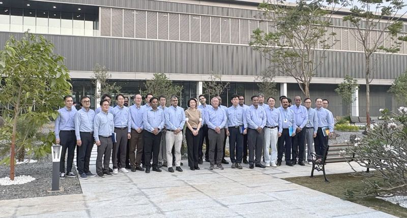 현대차그룹 정의선 회장이 지난 13일 현대차 인도 푸네공장 점검을 마치고 임직원들과 기념 사진을 촬영하고 있다. 사진=현대차그룹 제공