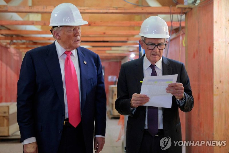 트럼프 대통령과 파월 의장 (출처=연합뉴스)