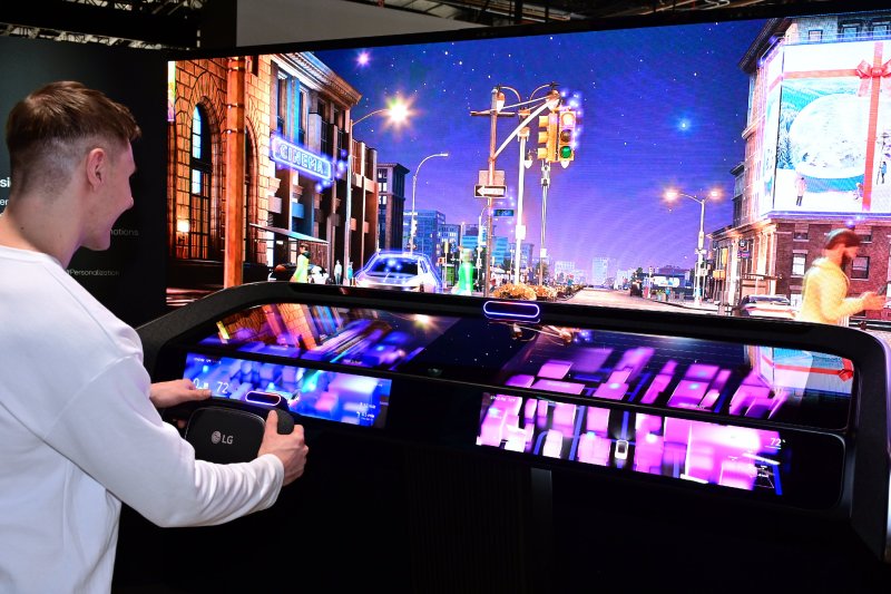 LG전자가 글로벌 자동차 미디어 '모터트렌드'가 주관하는 '2026 SDV 이노베이터 어워즈'를 2년 연속 수상하며, 미래 모빌리티 솔루션 분야의 차별화된 기술력을 인정받았다. LG전자 모델이 차량용 디스플레이 솔루션을 시연하고 있다. LG전자 제공