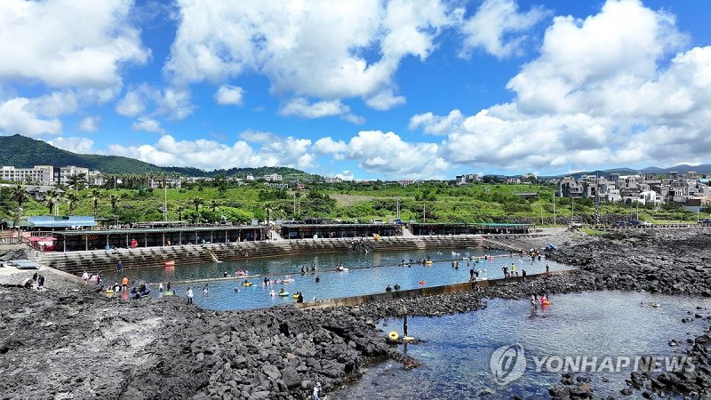 서귀포시 하예동 논짓물 전경. 논짓물은 해수와 담수가 만나는 제주 대표 용천수 명소로 예래권 해안 생태자원과 함께 관광객 발길이 이어지는 곳이다. /사진=연합뉴스