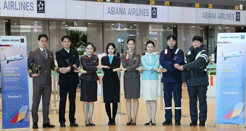 아시아나항공이 인천공항 제2여객터미널 운항을 개시한 14일 인천국제공항 2터미널에서 아시아나항공 임직원과 대한항공 임직원들이 기념촬영 하고 있다. 사진=박범준 기자