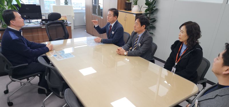 신영재 홍천군수(사진 왼쪽 두번째)가 14일 세종정부청사를 방문, 재정투자심의관과 용문~홍천 광역철도와 관련된 현안을 논의하고 있다. 홍천군 제공