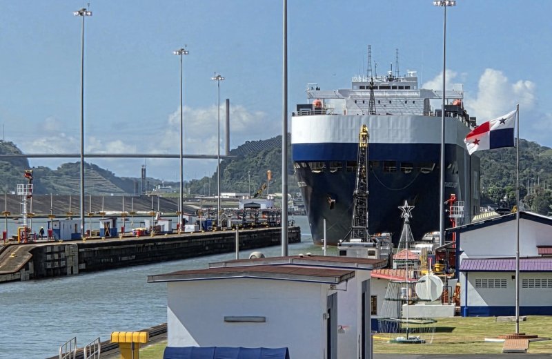 파나마 운하 미라플로레스 갑문 통과하는 자동차 운반선 (출처=연합뉴스)