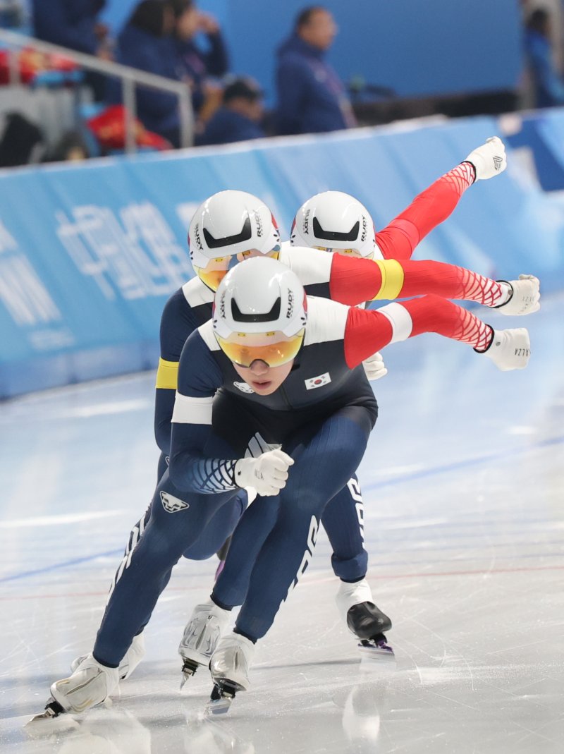 11일(현지시간) 중국 헤이룽장성 하얼빈 스피드 스케이트 오벌에서 열린 하얼빈 동계아시안게임 스피드 스케이팅 남자 팀추월에서 정재원(앞에서부터), 박상언, 이승훈이 역주하고 있다. 대한민국은 3분 47초 99로 중국에 이어 은메달을 차지했다. 2025.2.11/뉴스1 ⓒ News1 이승배 기자 /사진=뉴스1