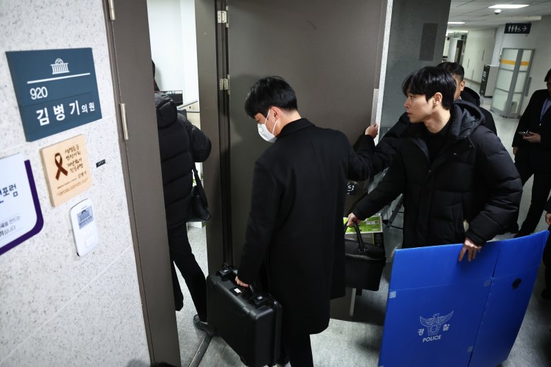 [서울=뉴시스] 김명년 기자 = 14일 오전 서울 여의도 국회 의원회관 김병기 전 민주당 원내대표 의원실에서 경찰이 ‘공천헌금’ 혐의로 압수수색하기 위해 들어가고 있다. 2026.01.14. kmn@newsis.com
