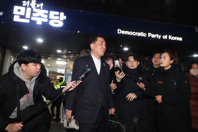 [서울=뉴시스] 조성봉 기자 = 김병기 더불어민주당 전 원내대표가 12일 서울 여의도 중앙당사에서 열린 윤리심판원 회의 출석을 마치고 밖으로 나서고 있다. 2026.01.12. suncho21@newsis.com