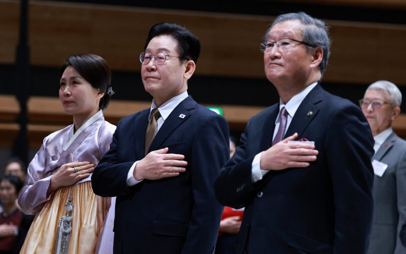 이재명 대통령이 14일 일본 나라현의 한 호텔에서 열린 간사이 동포 간담회에서 국민의례를 하고 있다. 연합뉴스