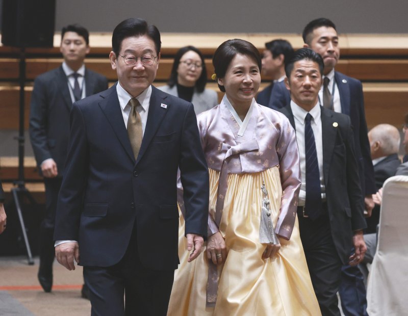 [나라=뉴시스] 고범준 기자 = 이재명 대통령과 김혜경 여사가 14일(현지 시간) 일본 나라현의 한 호텔에서 열린 간사이 동포 간담회에 입장하고 있다. 2026.01.14. bjko@newsis.com