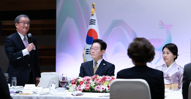 [나라=뉴시스] 고범준 기자 = 이재명 대통령과 김혜경 여사가 14일(현지 시간) 일본 나라현의 한 호텔에서 열린 간사이 동포 간담회에서 김명홍 재일민단 오사카본부 단장의 발언을 듣고 있다. 2026.01.14. bjko@newsis.com