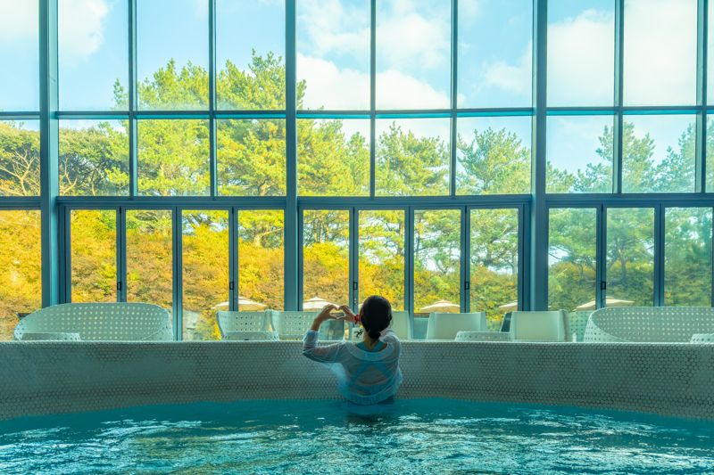 온수가 나오는 제주 WE호텔 실내 수영장