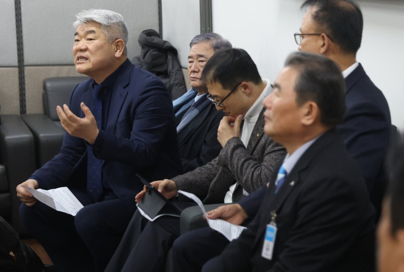 14일 종로구 정부서울청사 통일부 기자실을 찾은 남북경협기관과 단체장들이 연 ‘남북관계 신뢰회복, 평화복원 기자회견’에서 김진향 한반도평화경제회의 의장이 발언을 하고 있다. 연합뉴스