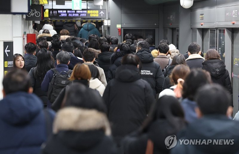 붐비는 지하철 (출처=연합뉴스)