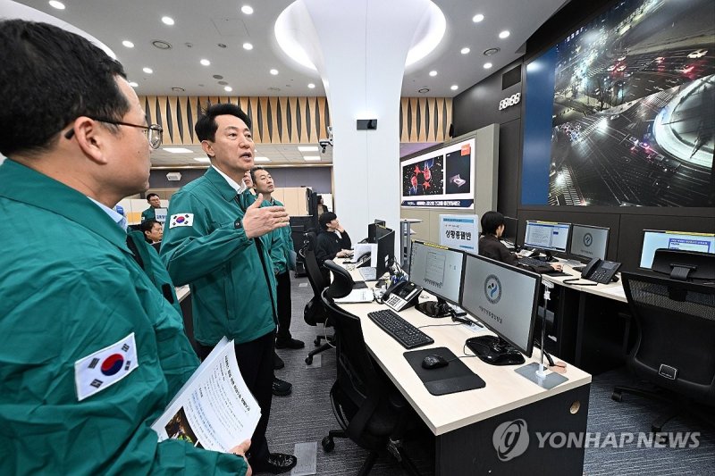 오세훈 서울시장, 서울버스파업 비상수송대책 점검 (출처=연합뉴스)