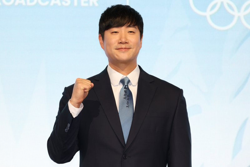 배성재 캐스터가 14일 서울 여의도 페어몬트 앰버서더 호텔에서 열린 2026 밀라노 코르티나 동계 올림픽 JTBC 단독중계 관련 기자간담회에서 포즈를 취하고 있다.연합뉴스