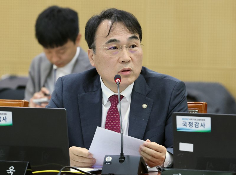 이종욱 국민의힘 의원이 21일 한국철도공사(코레일) 대전본사에서 열린 국회 국토교통위원회의 한국철도공사, 국가철도공단, (주)에스알 등에 대한 국정감사에서 질의하고 있다. 2025.10.21/뉴스1 ⓒ News1 김기태 기자