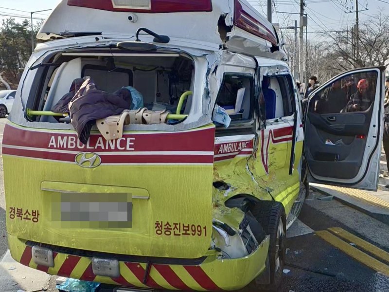 사고로 파손된 구급차 (출처=연합뉴스)