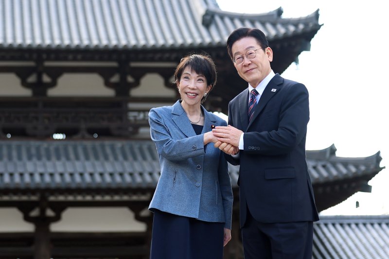 이재명 대통령과 다카이치 사나에 일본 총리가 14일 나라현의 대표 문화유적지인 호류지에서 열린 친교 행사에서 기념촬영을 하고 있다. 뉴시스