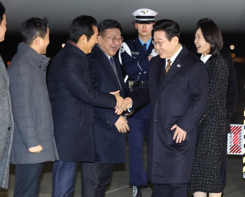 일본 방문 일정을 마치고 귀국한 이재명 대통령이 14일 성남 서울공항에서 더불어민주당 정청래 대표와 인사하고 있다. 정 대표 왼쪽은 한병도 원내대표. 연합뉴스