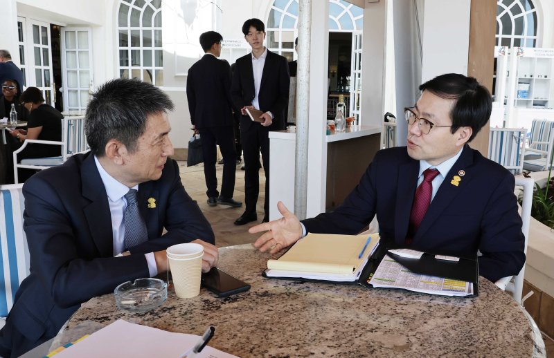 [서울=뉴시스] 홍효식 기자 = 여한구 산업통상부 통상교섭본부장이 10일(현지 시간) 남아프리카공화국 그케베르하 보드워크호텔에서 리청강 중국 상무부 국제무역협상 대표와 면담하고 있다.양국은 희토류 가공품 및 관련 기술에 대한 강화된 수출통제 조치와 관련하여 글로벌 희토류 공급 축소 등에 대한 우려를 제기하고, 양국 간 설치된 국장급(수출통제대화, 공급망 핫라인) 협의 채널을 통해 향후 소통을 지속하여 공급망을 안정적으로 유지할 것을 논의했다. (사진=산업통상부 제공) 2025.10.11. photo@newsis.com *재판매 및 